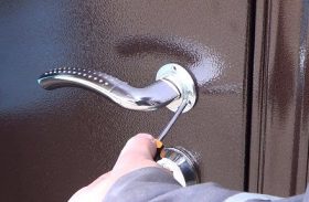 Замена дверной ручки металлической двери в Муроме