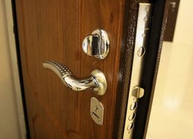 Замена входной двери в квартире в Муроме